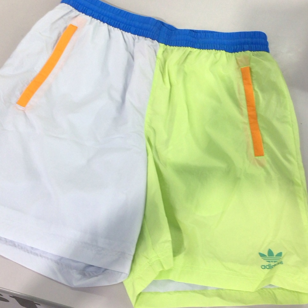 Adidas  HC2142 blocked woven short